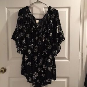 Black and white flutter sleeve blouse 3x